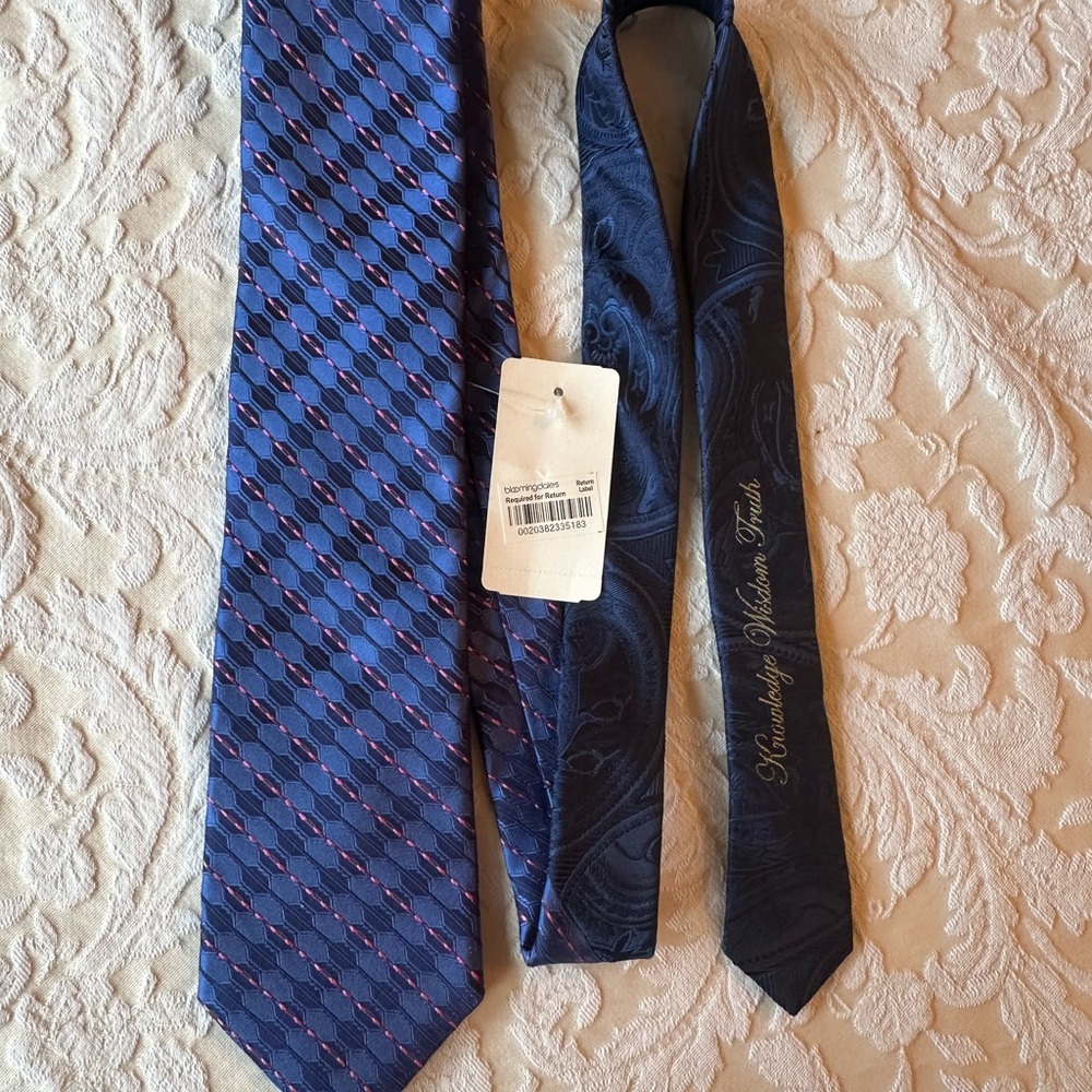 Robert Graham Blue and Navy Tie Knowledge power truth Silk USA